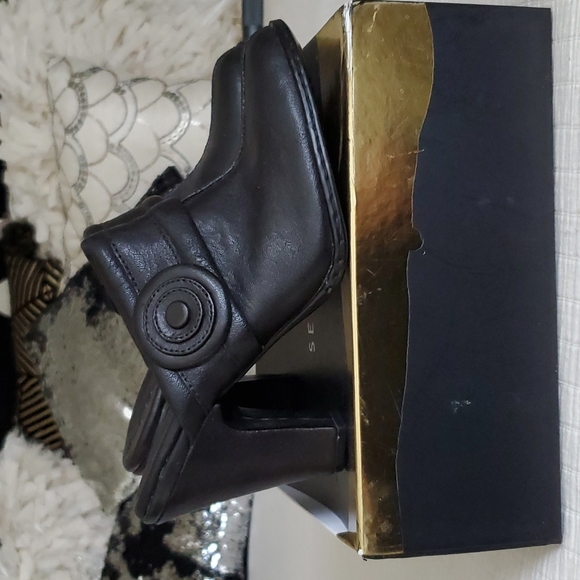 BornThese are great looking slip on mules shoes NWT Hostess Pick ❤️ - Picture 3 of 9